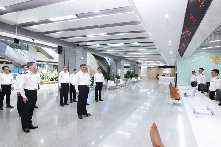 这是16日上午,习近平在中国(福建)自由贸易试验区厦门片区考察时,同综合服务大厅窗口工作人员亲切交流。.jpg 这是16日上午,习近平在中国(福建)自由贸易试验区厦门片区考察时,同综合服务大厅窗口工作人员亲切交流。.jpg