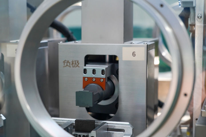 在四川宜宾拍摄的锂金属固态电池成套线局部(2024年9月2日摄)。新华社记者 唐文豪 摄.jpg