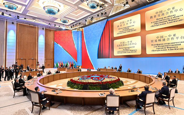 这是习近平同中亚五国元首共同出席中国－中亚减贫合作中心、教育交流合作中心、荒漠化防治合作中心和贸易畅通合作平台揭牌仪式。新华社记者 殷博古 摄.jpg