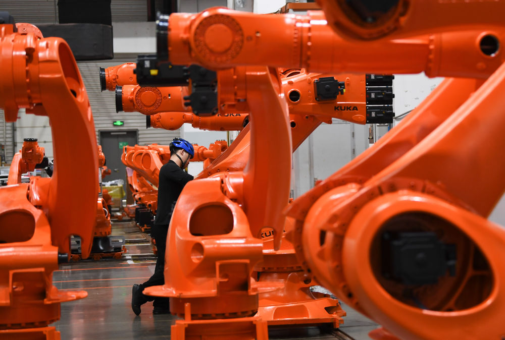3月25日在广东佛山市美的库卡智能制造科技园拍摄的工业机器人产线车间。新华社记者 邓华 摄.jpeg 3月25日在广东佛山市美的库卡智能制造科技园拍摄的工业机器人产线车间。新华社记者 邓华 摄.jpeg