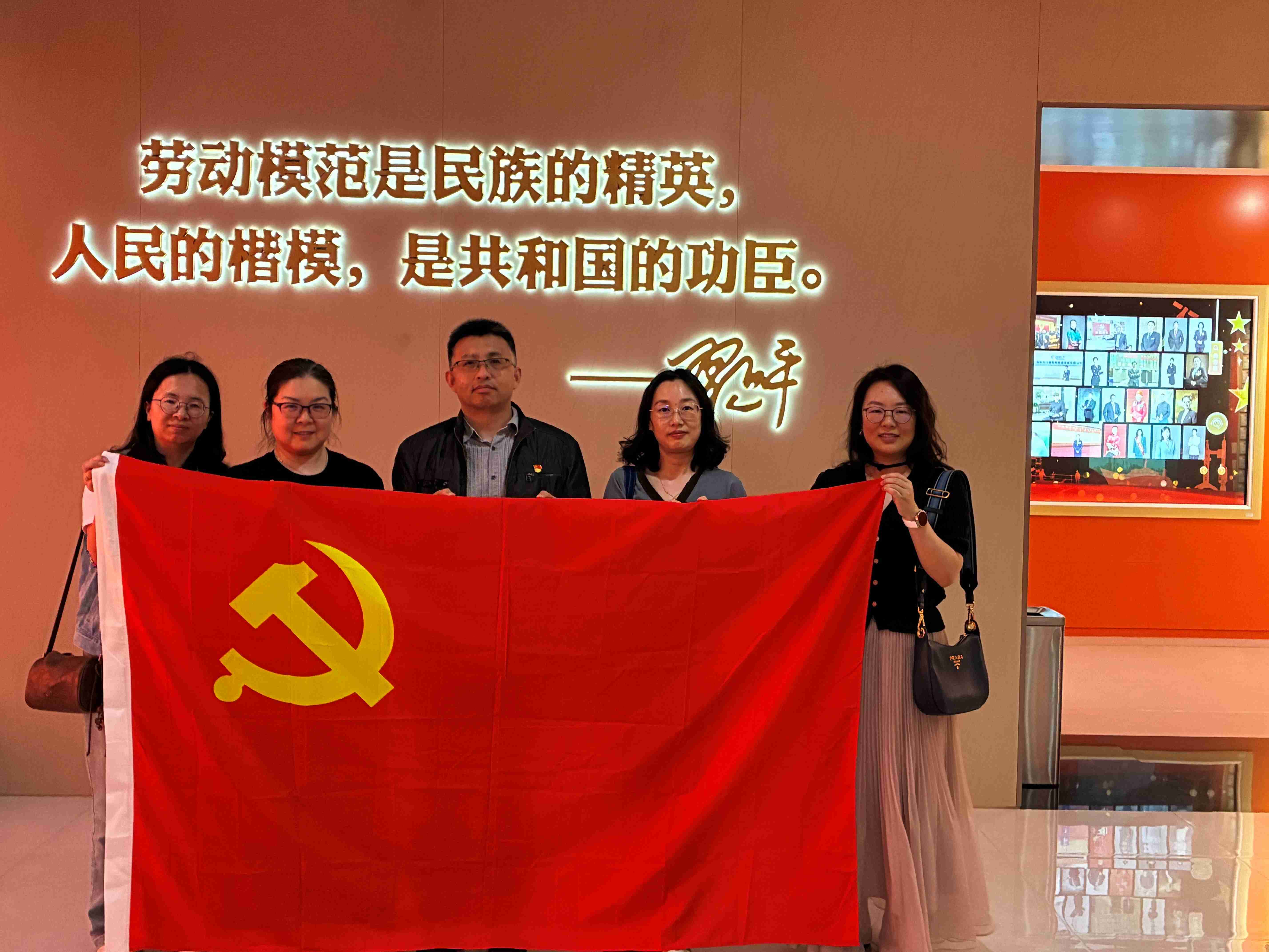 压缩 信息中心党支部照片.jpg