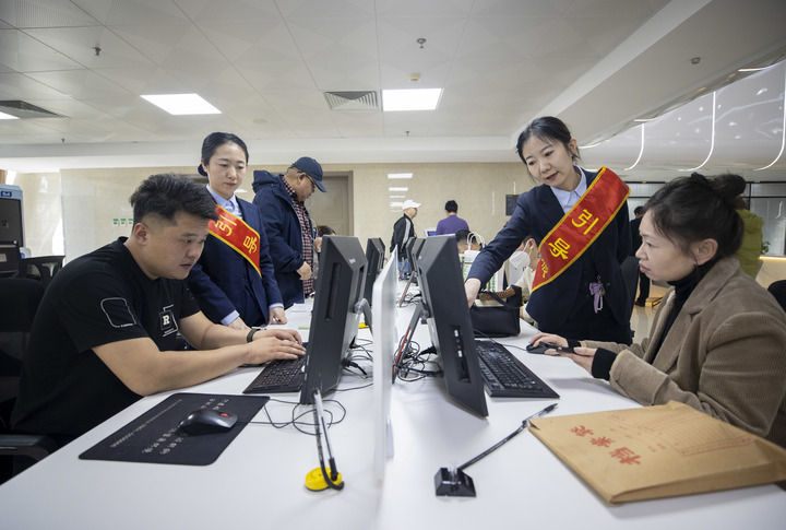 2025年3月21日,在银川市审批服务管理局企业服务大厅,工作人员引导办事人员使用“宁夏企业开办‘一网通办’服务平台”办理业务。新华社记者 杨植森 摄.jpg