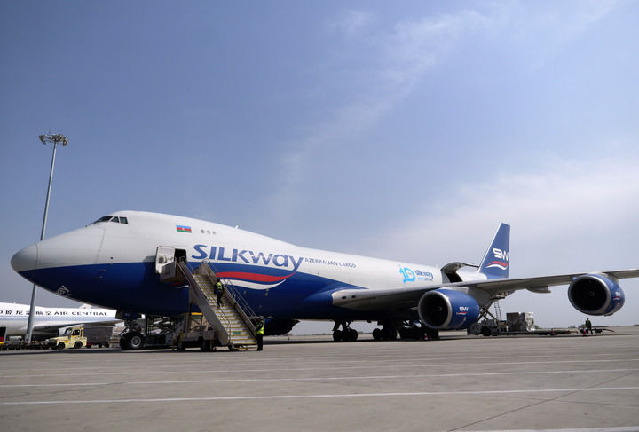 2025年4月2日,一架阿塞拜疆丝绸之路西部航空公司的货机停靠在郑州新郑国际机场停机坪上。新华社记者 李嘉南 摄.jpg