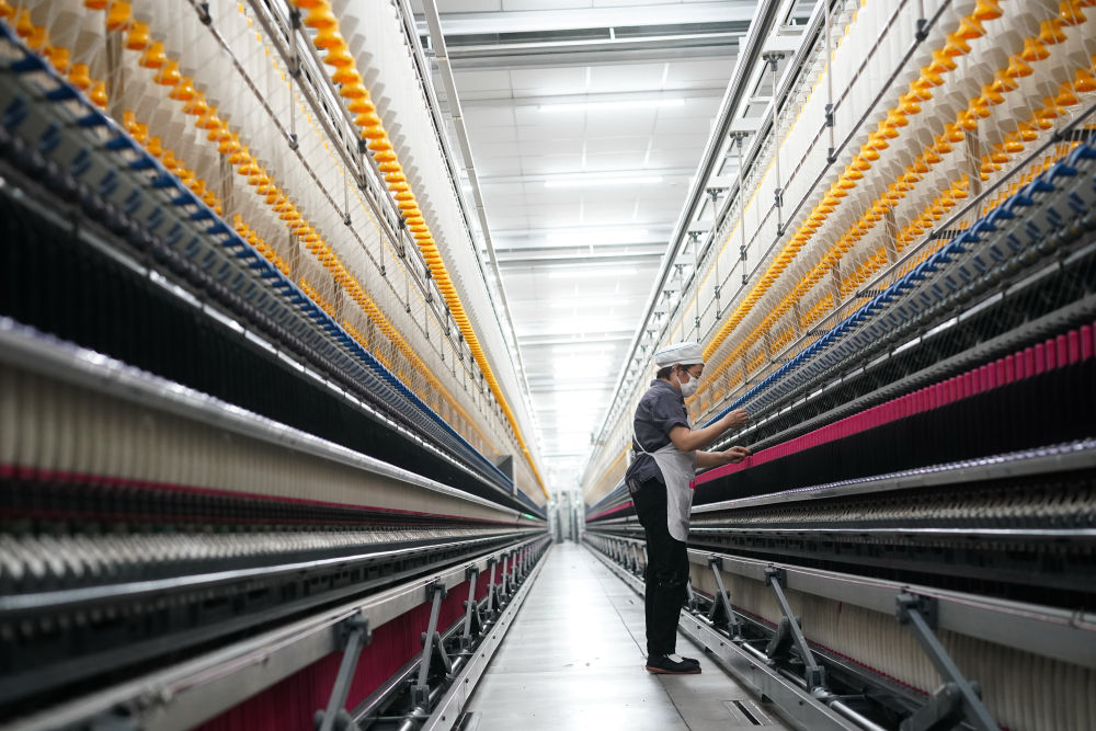 4月5日,工人在江苏泰达纺织科技有限公司智慧化纺纱工厂作业。新华社记者 季春鹏 摄.jpeg 4月5日,工人在江苏泰达纺织科技有限公司智慧化纺纱工厂作业。新华社记者 季春鹏 摄.jpeg