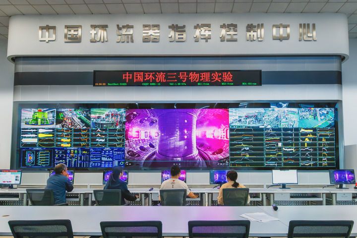 科研人员在位于四川成都的指挥控制中心监测“中国环流三号”物理实验情况(2024年11月4日摄)。新华社发(何淑芳 摄).jpg